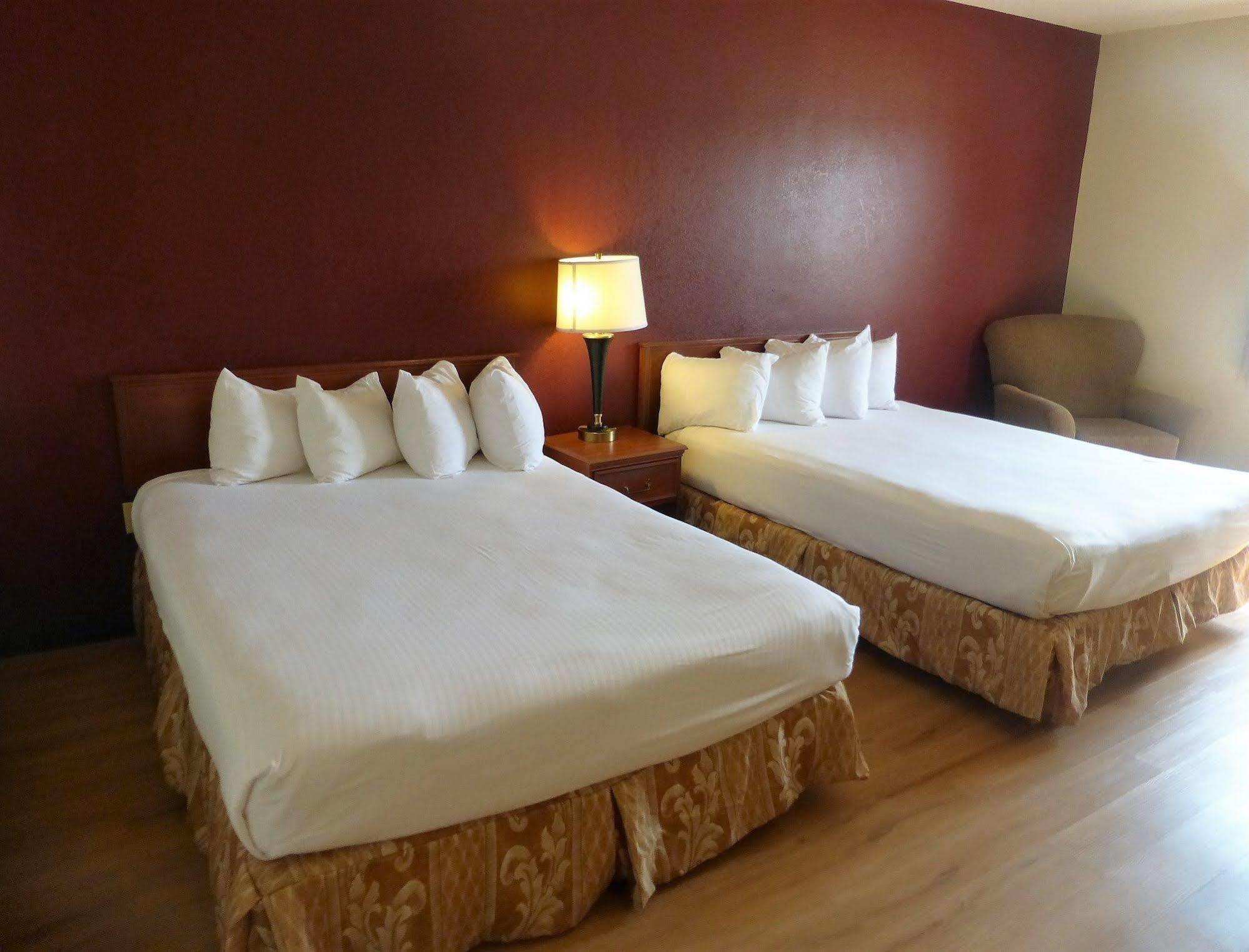 Red Roof & Conference Center Airport Motel 2*